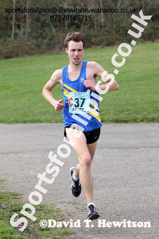 Carl Smith (Leeds) 3rd leg of the senior mens 12 stage relay, 2014 Northern 12 and 6 Stage Relays, Heaton Park Manchester. Photo: David T. Hewitson/Sports for All Pics